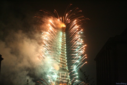 Eiffel_tower_fireworks_on_July_14th_Bastille_Day